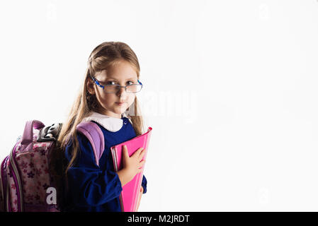 Caucasica età elementari schoolgirl con gli occhiali Foto Stock