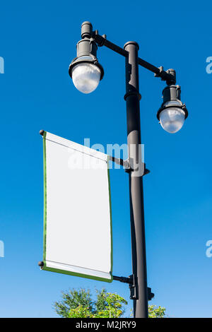 Una pagina di intestazione vuota si blocca su una strada di luce, di attesa per la copia o l'immagine. Foto Stock