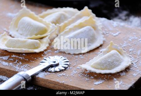 La preparazione di ravioli freschi al tavolo della cucina. Foto Stock