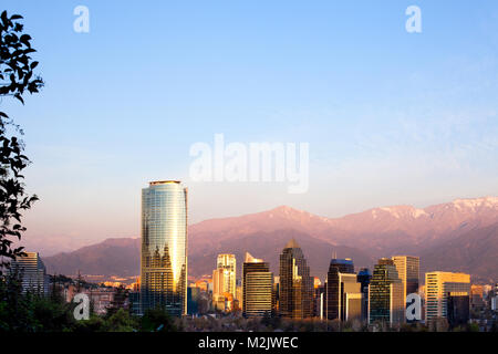 Skyline di edifici moderni a Santiago de Cile con Tha Cordigliera delle Ande nel retro. Foto Stock