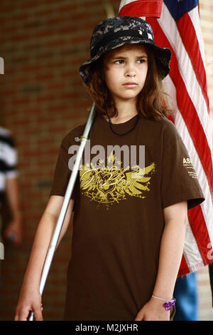 Ohio Patriot un elemento di protezione, Lauria Chestna, 10, di Gahanna, detiene una bandiera degli Stati Uniti di fronte al mondo la Chiesa raccolto nel Canal Winchester, Ohio, 26 giugno 2010 durante un welcome home cerimonia per onorare le truppe della sede e Sede Società, sedicesima brigata ingegnere sono tornati a casa da un yearlong deployment in Iraq a sostegno dell'Operazione Iraqi Freedom. Chestna, il cui padre servita in Marine Corps durante la tempesta del deserto, detto che lei era semplicemente facendo la sua parte per onorare i veterani. (Ohio Guardia Nazionale foto di Sgt. Sean Mathis) giovane patriota elemento di protezione da Ohio National Guard Foto Stock