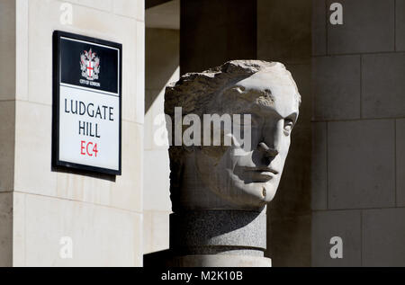 Londra, Inghilterra, Regno Unito. Testa di angelo scultura (Emily Young: 2003) Ludgate Hill vicino alla Cattedrale di St Paul Foto Stock