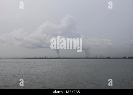 Pennacchi di vapore dalla turbina a gas a ciclo combinato impianto del grano Power Station sull'isola di Grain, Kent tra il Tamigi e Medway Foto Stock