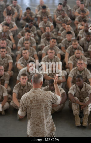 Il generale James T. Conway, la trentaquattresima Comandante del Marine Corps, risposte di un Marine la questione durante un municipio discussione a Floyd Bennett Field, Brooklyn, N.Y., 29 luglio. Egli divenne il primo comandante per visitare 6° Battaglione delle Comunicazioni presso la sede centrale. Il battaglione di Marine è stata spostata da Fort Schuyler, Bronx di Floyd Bennett Field nel 1997.(Gazzetta Marine Corps foto di Sgt. Randall A. Clinton / rilasciato) VIRN da NYCMarines Foto Stock
