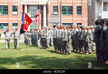 NEW ORLEANS - Louisiana National Guardsman Lt. Col. Daniel P. Bordelon, comandante uscente della 527th Engineer Battaglione, e il Mag. Larry Benton, delegato, salutate mentre si esegue una pass e rivedere durante una modifica ufficiale della cerimonia di comando sul campo di parata al Jackson caserme, 7 Agosto, 2010. Questo ha segnato il primo cambiamento del comando cerimonia a caserma Jackson poiché l'installazione è stato rinnovato dopo l'uragano Katrina nel 2005. (U.S. Esercito Foto di Spc. Tarell J. Bilbo, 241st Mobile degli affari pubblici distacco) truppa la linea dalla Louisiana National Guard Foto Stock