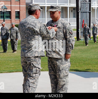 NEW ORLEANS - l'Aiutante Generale della Louisiana Guardia Nazionale, il Mag. Gen. Bennett C. Landreneau, premi il servizio meritevole medaglia di Lt. Col. Daniel P. Bordelon, comandante uscente della 527th Engineer battaglione, durante una modifica ufficiale della cerimonia di comando sul campo di parata al Jackson caserme, 7 Agosto, 2010. Questo ha segnato il primo cambiamento del comando cerimonia a caserma Jackson poiché l'installazione è stato rinnovato dopo l'uragano Katrina nel 2005. (U.S. Esercito Foto di Spc. Tarell J. Bilbo, 241st Mobile degli affari pubblici distacco) LTC Bordelon riceve il servizio meritevole Med Foto Stock