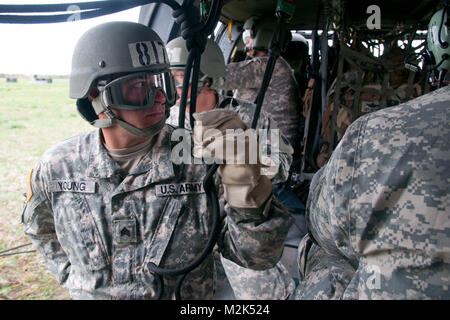 Sgt. Alex giovane, un membro della 486th gli affari civili battaglione di Tulsa, Okla., si prepara a rappel da un UH-60 Black Hawk elicottero durante air assault della formazione di Camp Gruber, Okla. L'Oklahoma Guardia Nazionale ospita un assalto dell'aria corso ogni paio di anni, riunendo i soldati e aviatori di attraverso gli Stati Uniti Air Assault Rappel giorno 28 da Oklahoma Guardia Nazionale Foto Stock