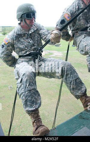 Spc. Josh Watson, un membro del Co. B, 1° Battaglione, 179th Reggimento di Fanteria, si prepara a rappel da un UH-60 Black Hawk elicottero durante air assault della formazione di Camp Gruber, Okla. L'Oklahoma Guardia Nazionale ospita un assalto dell'aria corso ogni paio di anni, riunendo i soldati e aviatori di attraverso gli Stati Uniti Air Assault Rappel giorno 22 da Oklahoma Guardia Nazionale Foto Stock