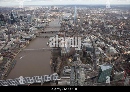 Una veduta aerea di Londra guardando verso est lungo il fiume Tamigi da Blackfriars Bridge con Canary Wharf visibile in distanza. Foto Stock