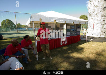 Distretto di Norfolk dipendenti Vincent Cotone (sinistra), Pamela Reid-Szalanski e Gregory Headen uomo del distretto stand a Hampton University di apprezzamento militare giorno 18 sett. Il distretto di Norfolk i dipendenti erano a portata di mano per promuovere la missione del distretto e parlare di opportunità di lavoro per gli studenti che frequentano l'università. (U.S. Foto esercito/Patrick Bloodgood) 100918-A-5177B001 da norfolkdistrict Foto Stock