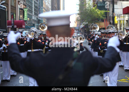 NEW YORK -- Chief Warrant Officer Robert A. Szabo, 2 aeromobili Marina Wing direttore della banda e un Wellsburg, W.V., nativo, prepara il suo Marines a marzo nell'annuale parata di Cristoforo Colombo, qui, Ott. 11. La parata organizzatori stimato più di cento bande, galleggianti e contingenti hanno marciato per la parata annuale e quasi un milione di spettatori hanno seguito la processione. (Gazzetta Marine Corps foto di Sgt. Randall A. Clinton / rilasciato) parata di Cristoforo Colombo, NYC 2010 da NYCMarines Foto Stock