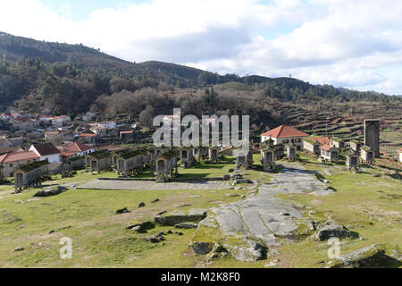 Gruppi di granai accanto al castello Lindoso Foto Stock