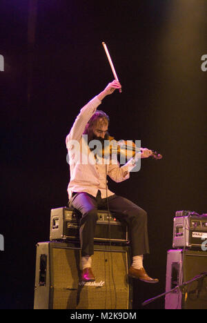 Sporco tre [Warren Ellis nella foto] performing live a tutti domani le parti a Butlins in Minehead. 4 al 6 dicembre 2009. Foto Stock