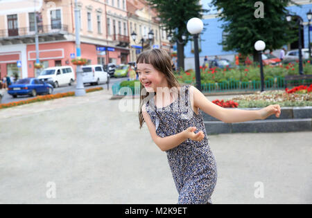 Bambina divertirsi nella città Foto Stock