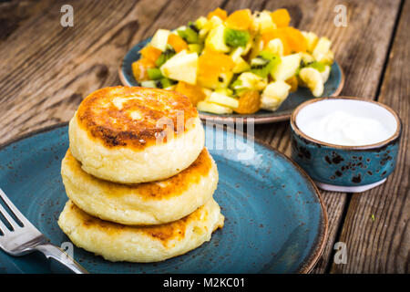 Hot deliziose frittelle di cagliata con insalata di frutta e yogurt Foto Stock