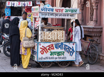 Pani puri, una cima snack indiano, Jodhpur, Rajasthan, India Foto Stock