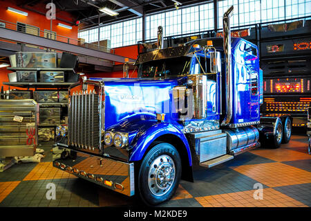 OMAHA, Nebraska - Febbraio 24, 2010 - blu Kenworth W900 semi carrello visualizzato in Iowa 80 truckstop. Foto Stock