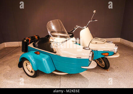 CEZETA 502 Scooter Sidecar 1961, Veletrzni palac, National Gallery, Praga Holesovice, Repubblica Ceca Foto Stock