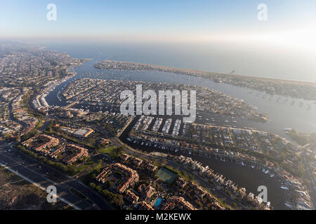 Vista aerea del pomeriggio nebbia costiera e del sole al di sopra di Newport Beach e Balboa Island in Orange County in California. Foto Stock