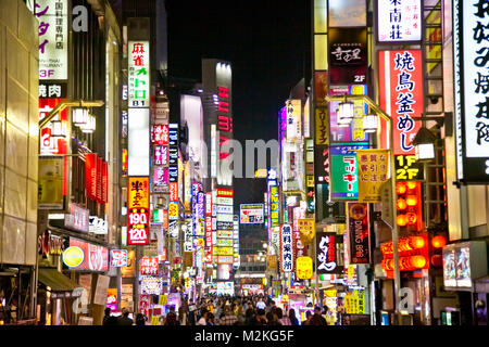 TOKYO, Giappone - Ott 26, 2014: cartelloni in Shinjuku il Kabuki-cho district Ott 26, 2014 , Tokyo, Giappone. La zona è un quartiere della vita notturna conosciuta come Sleepl Foto Stock