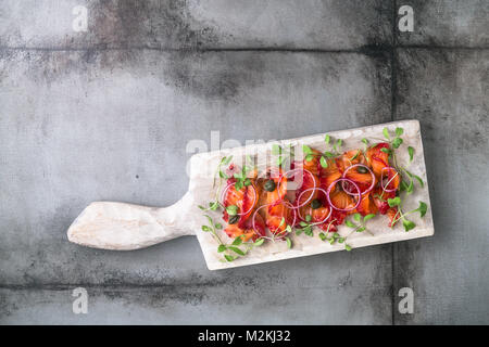 Fette di Salmone marinato sulla tavola di legno, vista dall'alto, copyspace Foto Stock