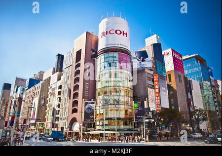 TOKYO, Giappone - Ottobre 28, 2014: il quartiere dello shopping di Ginza su ottobre 28, 2014 a Tokyo, Giappone. Ginza si estende per 2,4 km ed è uno dei migliori del mondo Foto Stock