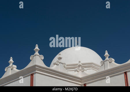 La missione di San Xavier del Bay in Tucson in Arizona ha una bella cupola di colore bianco con una croce sulla parte superiore. È un eccellente esempio di una vecchia missione spagnola. Foto Stock