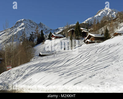 Grandi quantità di neve è scesa nel mese di gennaio a Grimentz, seguita da heavy rain, anche fino a duemila metri causando questi rivulates o marcature nella neve. Foto Stock