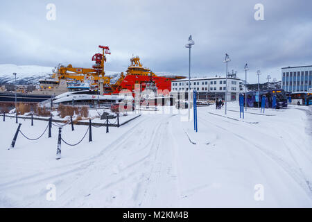 ALESUND, NORVEGIA- Gennaio 06, 2018: Edda Freya, alimentazione Offshore nave ormeggiata nel porto di Alesund. Si tratta di un porto di mare, ed è nota per la sua concentratio Foto Stock