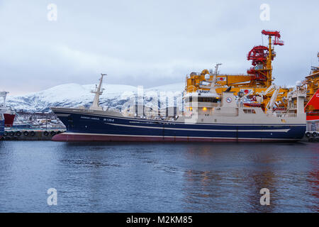 ALESUND, NORVEGIA- Gennaio 06, 2018: Gunnar Langva, peschereccio, taglierina ormeggiata nel porto di Alesund. Si tratta di un porto di mare, ed è nota per la sua concent Foto Stock