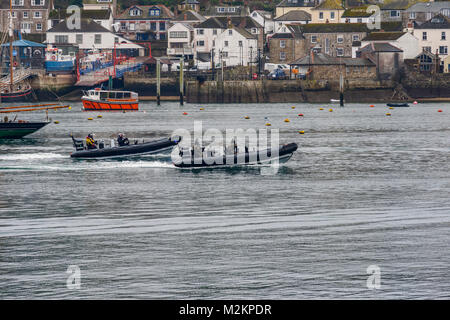 Editoriale: UK Navy, Personnell e loghi. Fowey estuario, Fowey, St Austell, Cornwall, 02/06/2018. Il neo incaricato 'costola' luce risposta rapida boa Foto Stock