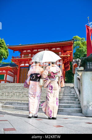 Ragazze giapponesi giapponesi con vestiti tradizionali (Yukata) sono a piedi nel Yasaka-jinja santuario a Kyoto, in Giappone. Foto Stock