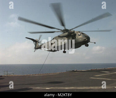 Onboard USS POLLICE0N - un MH-53E dall HM-15 viene fornito in per un atterraggio in loco Mike durante un esercizio MineCounterMeasures nel mare Adriatico. HM-15 è imbarcato sulla USS INCHON che è attualmente operativo in mare Adriatico a sostegno del funzionamento luminoso di speranza che è portare sollievo alle migliaia di profughi kosovari. (U.S. Fotografia della Marina dal fotografo di Mate in seconda classe (AW) Brian McFadden) (rilasciato) 990527-N-6019M-504 da navalsafetycenter Foto Stock