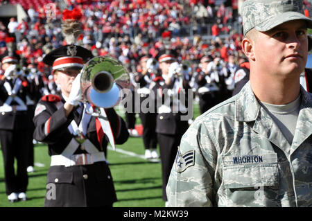 Senior Airman Damon Whorton, membro del 178mo Intelligence sorveglianza e ricognizione ala, Springfield e compagno di Ohio Guardia Nazionale aviatori sono riconosciuti su 50-cantiere la linea durante il tempo di emisaturazione del State-Indiana Ohio University del gioco del calcio, Sabato, nov. 5, 2011, in Columbus, Ohio. La Ohio State University ha ospitato apprezzamento militare giorno presso lo Stadio Ohio durante la partita di calcio contro il Hoosiers, un 34-20 Buckeye vittoria. (Ohio Guardia Nazionale foto di Cpl. Daniel Eddy) Buckeye salutare per le truppe da Ohio National Guard Foto Stock