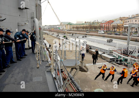 100507-N-8288P-027 ST. Pietroburgo, Russia (7 maggio 2010) velisti assegnati alle visite-missile fregata USS Kauffman (FFG 59) abbassare la scaletta di alloggio come marinai russi aiutare dal molo. Kauffman è a San Pietroburgo per partecipare alla commemorazione del sessantacinquesimo anniversario della vittoria nel giorno dell'Europa. (U.S. Foto di Marina di Massa lo specialista di comunicazione 2a classe William Pittman/RILASCIATO) Kauffman marinai abbassare la scaletta di alloggio da EUCOM Foto Stock