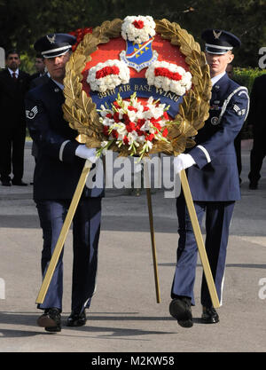 Il trentanovesimo Air Base ala guardia d'onore, presente una corona di fiori in onore del 71esimo anniversario di Mustafa Kemal Ataturk di morte da EUCOM Foto Stock