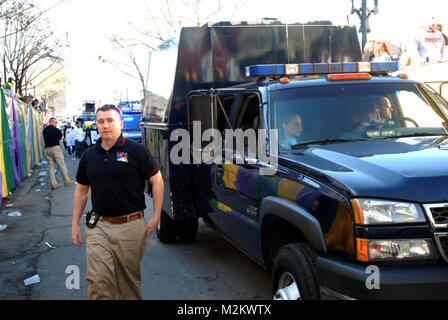 New Orleans, in Louisiana -- Esercito Capt. Cameron L. Magee, comandante della 62civile del Team di supporto (armi di distruzione di massa), Louisiana Guardia nazionale, consente un percorso chiaro per i membri della sua squadra che stanno spazzando un Mardi Gras Parade route, Martedì, Febbraio 24, 2009, per la prova di sconosciuti o sospetti di sorgenti di radiazione. La sessantaduesima è progettato per potenziare gli enti locali e regionali di terrorismo le capacità di risposta agli eventi di cui si sa o si sospetta che coinvolgono le armi di distruzione di massa. (Foto di esercito Sgt. 1. Classe Paolo Meeker, 241st Mobile degli affari pubblici distacco) 090224-A-9227M-030 dalla Louisiana National Guard Foto Stock