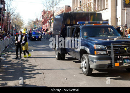 New Orleans, in Louisiana -- veicoli speciali appartenenti alla sessantaduesima civile del Team di supporto (armi di distruzione di massa) spazzare un Mardi Gras Parade route, Martedì, Febbraio 24, 2009, per la prova di sconosciuti o sospetti di sorgenti di radiazione. La sessantaduesima è progettato per potenziare gli enti locali e regionali di terrorismo le capacità di risposta agli eventi di cui si sa o si sospetta che coinvolgono le armi di distruzione di massa. (Foto di esercito Sgt. 1. Classe Paolo Meeker, 241st Mobile degli affari pubblici distacco) 090224-A-9227M-018 dalla Louisiana National Guard Foto Stock