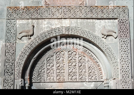 Architrave sopra la porta di ingresso con elementi decorativi. Foto Stock