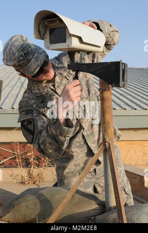 Rimozione della fotocamera. Contingenza sito operativo MAREZ, Iraq - privato di prima classe James Key, un fante assegnato alla società A, 2° Battaglione, 7° reggimento di cavalleria, 4a consigliare e assistere brigata, 1a divisione di cavalleria, rimuove un sistema di sorveglianza a livello del giunto di sicurezza ferroviaria India, Iraq, 2 agosto 2011. Chiave, nativo di Cleveland, ha aiutato i suoi compagni soldati trasferire JSS India al 2° esercito iracheno divisione dopo sei anni di presenza degli Stati Uniti alla base. (U.S. Esercito foto di Spc. Angel Turner, 4 AAB PAO, 1° Cav. Div., USD - N) Rimozione della fotocamera. dagli Stati Uniti forze - Iraq (inattivo) Foto Stock