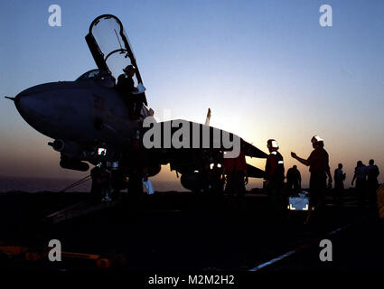 000622-N-7750C-001 a bordo della USS Dwight D. Eisenhower (22 giugno 2000) -- Aviation Ordnancemen dal 'Rippers' attaccato al Fighter Squadron One One (VF-11) prendere missili fuori un F-14B " Tomcat' sul ponte di volo della USS Dwight D. Eisenhower. La Eisenhower e Carrier Airwing sette CVW (7) sono su un programmato sei mesi di dispiegamento nel Golfo Arabico a sostegno del funzionamento orologio meridionale. Stati Uniti Navy foto dal fotografo di Mate 2a classe David E. Carter II. (Rilasciato) 000622-N-7750C-001 da navalsafetycenter Foto Stock