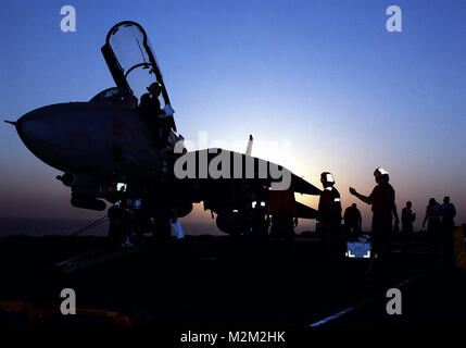 000622-N-7750C-002 a bordo della USS Dwight D. Eisenhower (22 giugno 2000) -- Aviation Ordnancemen dal 'Rippers' attaccato al Fighter Squadron One One (VF-11) prendere missili fuori un F-14B " Tomcat' sul ponte di volo della USS Dwight D. Eisenhower. La Eisenhower e Carrier Airwing sette CVW (7) sono su un programmato sei mesi di dispiegamento nel Golfo Arabico a sostegno del funzionamento orologio meridionale. Stati Uniti Navy foto dal fotografo di Mate 2a classe David E. Carter II. (Rilasciato) 000622-N-7750C-002 da navalsafetycenter Foto Stock