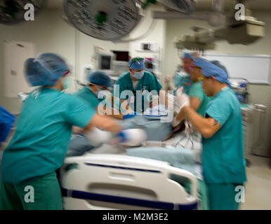 Il personale medico a Brook Army Medical Center di San Antonio, Texas, il sollevamento di un paziente in un altro letto dopo la chirurgia per spostare lui alla camera di recupero. Stati Uniti Foto di Marina 090814-N-7090S-216 da MilitaryHealth Foto Stock