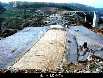 Autorizzati nel diluvio Control Act del 1946, costruzione su Gathright diga iniziarono nel 1974 e completato nel 1979. La diga è situato a circa 20 miglia a monte di Covington, Virginia, sul fiume Jackson in Alleghany County, Va. la diga è una roccia laminati terrapieno di riempimento con un compattato argilla core, opere di uscita ed un canale di scarico di emergenza che si trova a destra battuta. Il terrapieno è 1.310 piedi lungo con un'altezza di 257 piedi. La larghezza è di 32 piedi nella parte superiore della diga con una larghezza massima di 1000 piedi alla sua base. (U.S. Foto dell'esercito) Gathright costruzione della diga 031 da norfolkdistrict Foto Stock