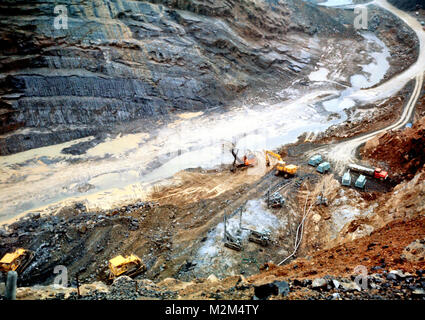 Autorizzati nel diluvio Control Act del 1946, costruzione su Gathright diga iniziarono nel 1974 e completato nel 1979. La diga è situato a circa 20 miglia a monte di Covington, Virginia, sul fiume Jackson in Alleghany County, Va. la diga è una roccia laminati terrapieno di riempimento con un compattato argilla core, opere di uscita ed un canale di scarico di emergenza che si trova a destra battuta. Il terrapieno è 1.310 piedi lungo con un'altezza di 257 piedi. La larghezza è di 32 piedi nella parte superiore della diga con una larghezza massima di 1000 piedi alla sua base. (U.S. Foto dell'esercito) Gathright costruzione della diga 033 da norfolkdistrict Foto Stock