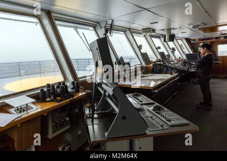 'Equipaggio della nave a vela ponte nave passeggeri Ocean Adventurer; porta alpine sci alpinismo in Antartide Foto Stock