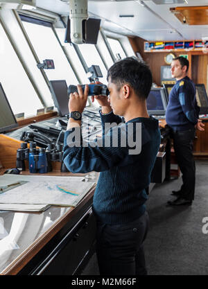 'Equipaggio della nave a vela ponte nave passeggeri Ocean Adventurer; porta alpine sci alpinismo in Antartide Foto Stock