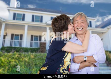 Felice Senior cinese Adulto Giovane baciare in fronte di Custom House. Foto Stock