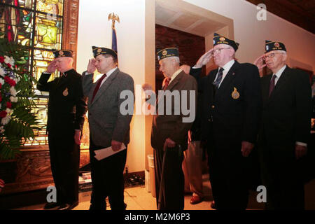 I membri dell'American Legion post 754 salutate come Marine bugler gioca "tap" di fronte al monumento ai caduti all'interno del New York Athletic Club durante la loro Giornata dei veterani di celebrazione, nov. 11. Il club è sede di una delle più antiche American Legion post nel paese e ha recentemente celebrato il suo novantesimo anniversario. Ogni anno per i veterani giorno hanno posto corone di fiori in corrispondenza di una seconda Guerra Mondiale e la guerra mondiale I memorial all'interno dell'edificio. (Gazzetta Marine Corps foto di Sgt. Randall A. Clinton) 091111-M-4003C-066 da NYCMarines Foto Stock