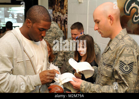 New Orleans - Louisiana guardie nazionali Tech. Sgt. Ryan Baldwin, della 214th Progettazione Installazione Squadron, riceve un autografo da New Orleans Saints running back Reggie Bush mentre partecipa nel Pro vs. GI Joe's video gioco di concorrenza contro le truppe della Louisiana attualmente in servizio in Iraq a New Orleans Saints training facility. (U.S. Air Force MSgt Toby M Valadie Louisiana National Guard membro Public Affairs Office/RILASCIATO) 091201-F-2117V-058 dalla Louisiana National Guard Foto Stock